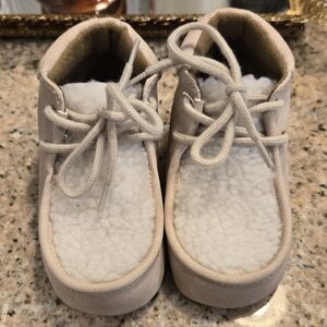 NWOT Old Navy Beige Suede and White Sherpa Baby Boot Shoe 18-24 Months